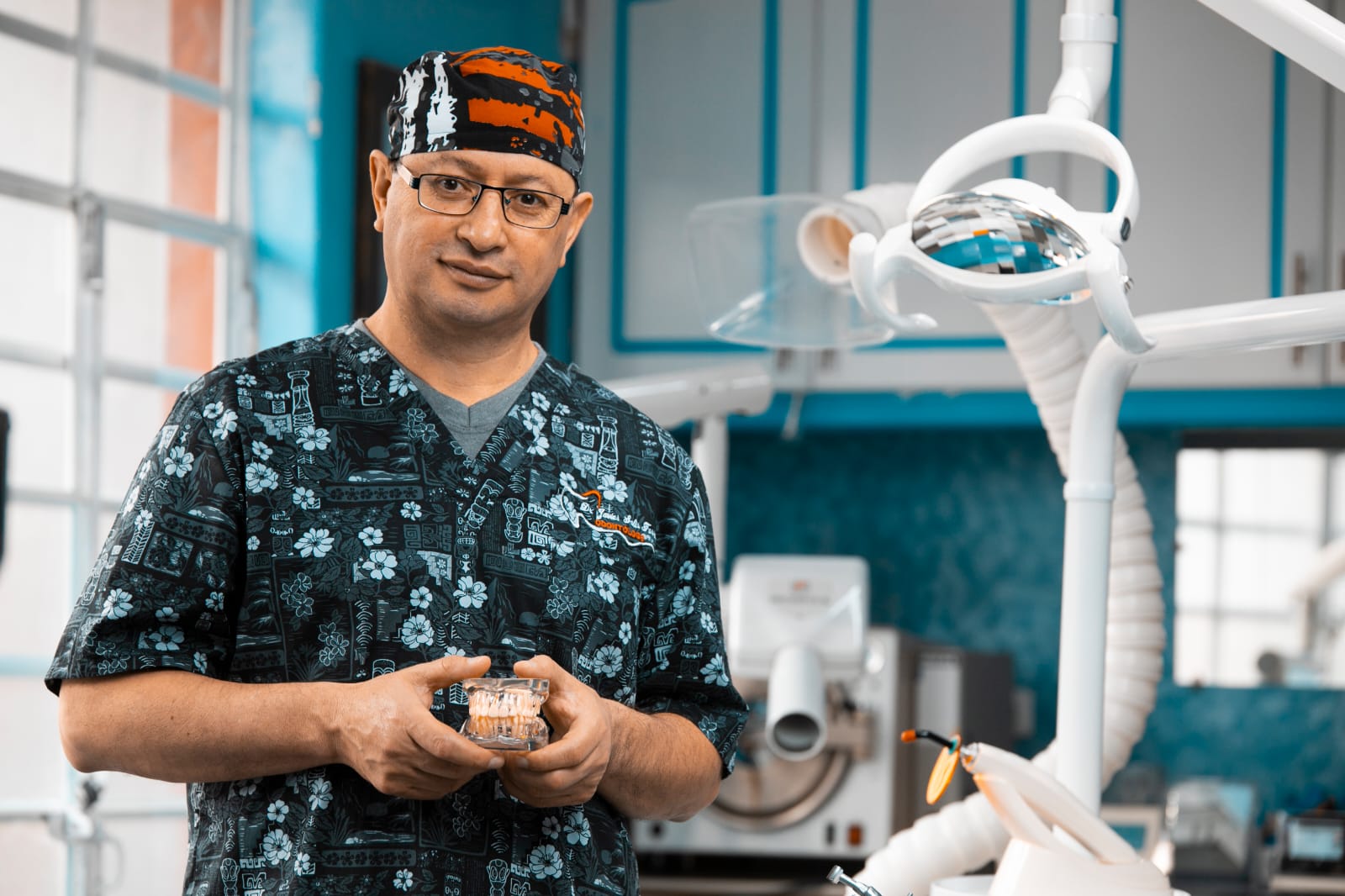 Dr. Javier Solís en su consultorio dental