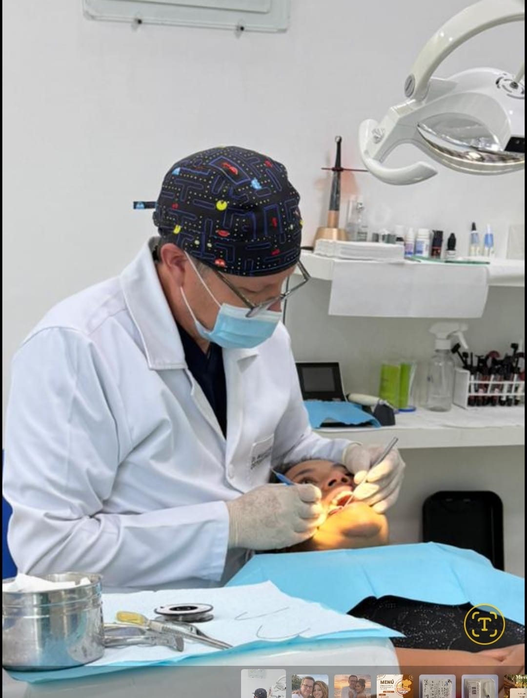Dr. Javier Solís realizando procedimiento dental