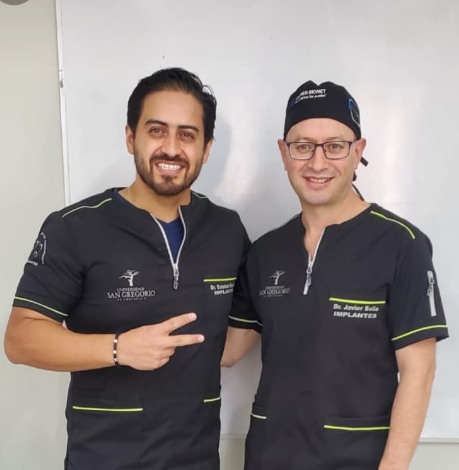 Dr. Esteban Ruales y Dr. Javier Solís en formación de implantes
