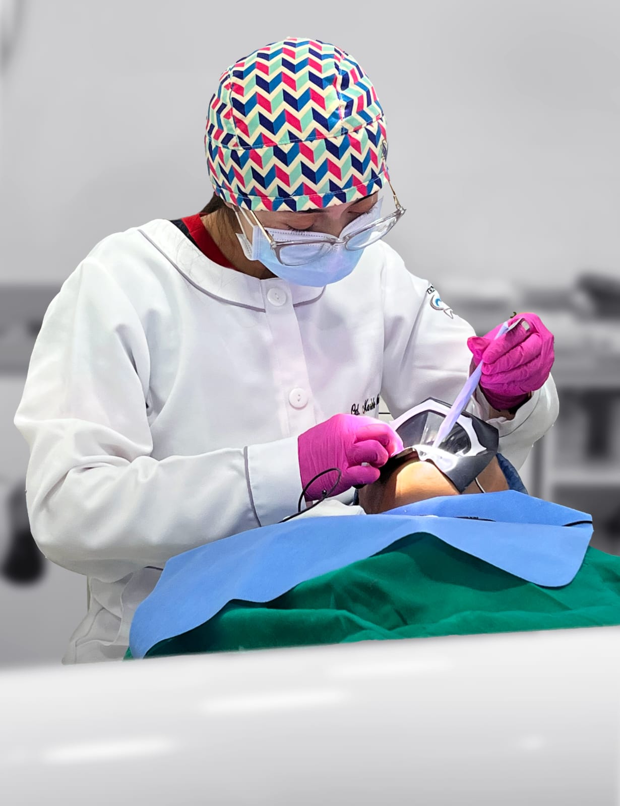 Dra. Mariela Palacios realizando tratamiento de endodoncia