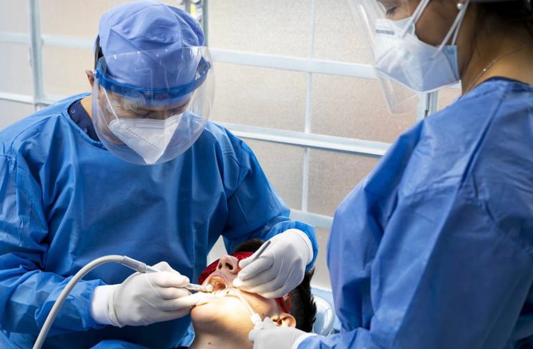Procedimiento dental con equipo especializado